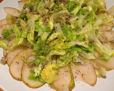 Birnen-Romana-Salat mit Senfdressing und gerösteten Sonnenblumenkernen