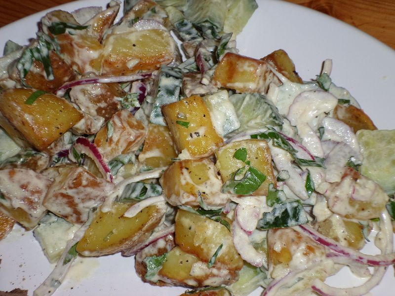 Lauwarmer Kartoffel-Gurken-Salat
