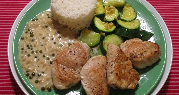 Putenbrustfilet mit grüner Pfeffer-Sauce, Reis und Zucchinigemüse © Monika Cartwright