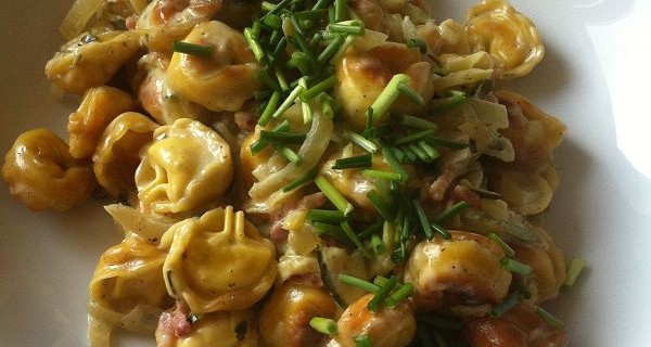 Krosse Ricotta Tortellini in Zucchini-Schinken-Sahne-Sauce