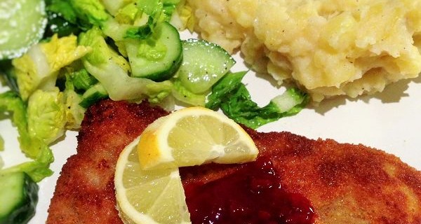 Panierte Schweineschnitzel "Wiener Art" dazu Kartoffelstampf und Salat
