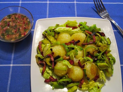 Salat mit Miniknödeln, Lauch und Speck-Vinaigrette © Monika Cartwright