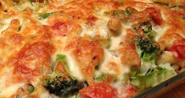 Bunter Gemüse-Nudelauflauf mit Brokkoli, Champigons, Tomaten & Porree