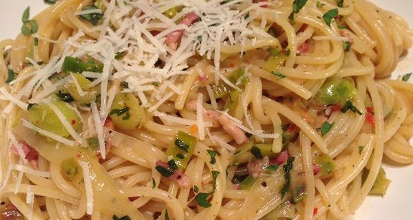 Porree-Speck-Spaghetti garniert mit frischem Oregano und Parmesan