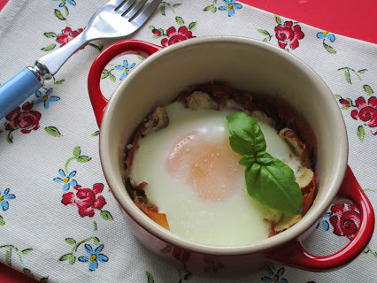 Eier-Cocottes mit Parmaschinken und Haselnüssen