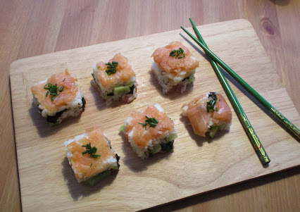 Sushi mit Räucherlachs & Gurke (Oshi) © Monika Cartwright