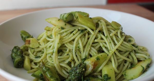 Spaghetti mit Bärlauchpesto & grünem Spargel