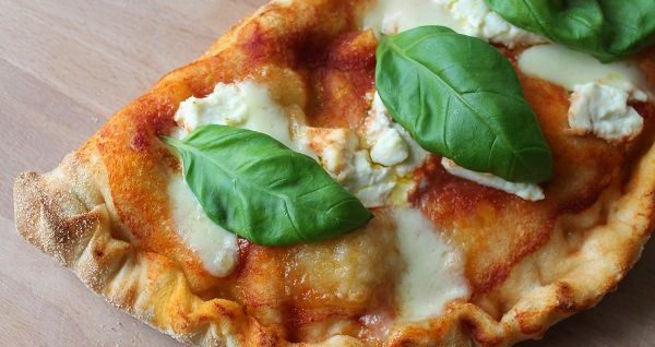 Italienische Calzone mit Ricotta, Mozzarella & Salami